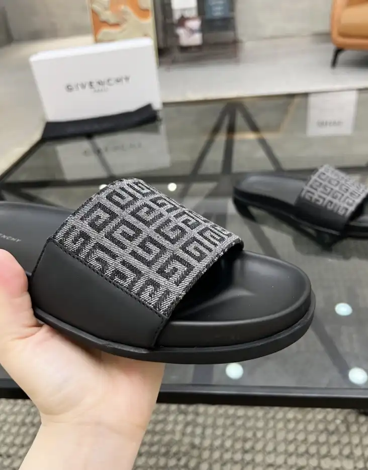 hype Givenchy Slippers