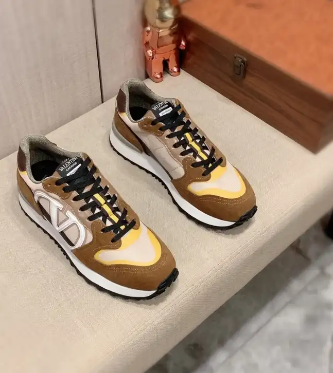 hype Valentino Sneakers