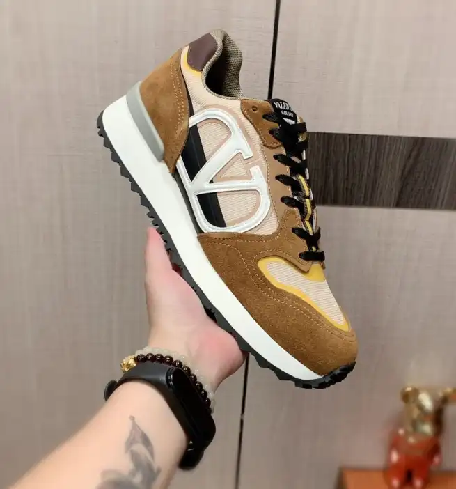 hype Valentino Sneakers