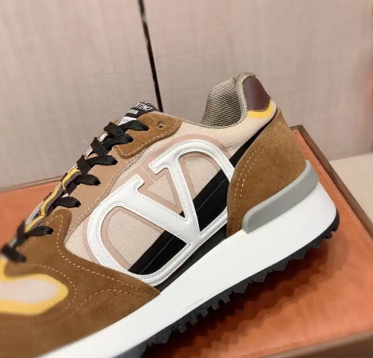 hype Valentino Sneakers