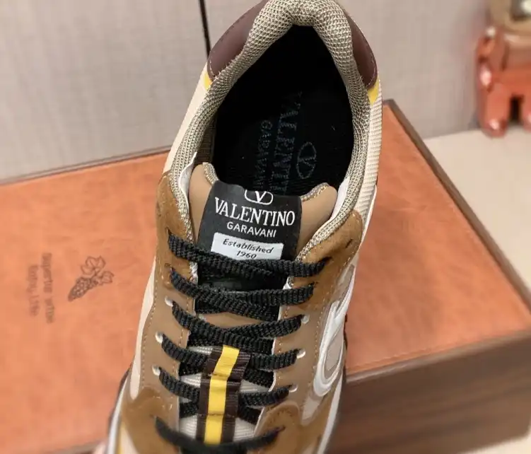 hype Valentino Sneakers