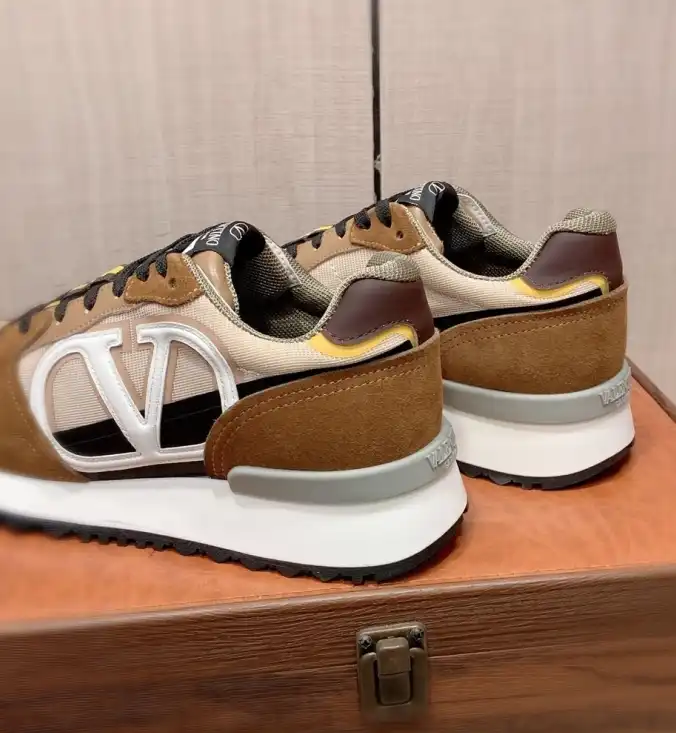 hype Valentino Sneakers