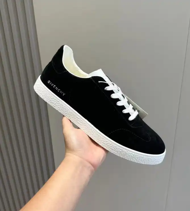 hype Givenchy Sneakers