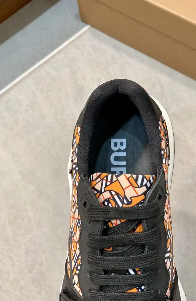 hype Burberry Sneakers