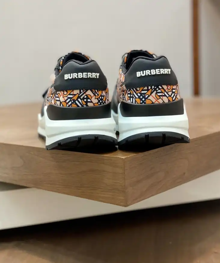 hype Burberry Sneakers