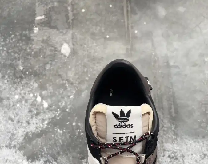 hype Adidas Sneakers