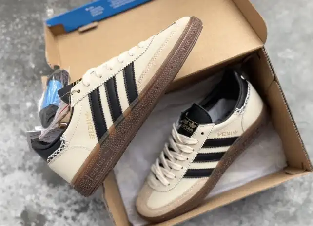 hype Adidas Sneakers