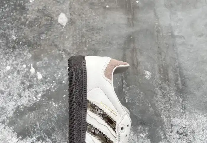 hype Adidas Sneakers