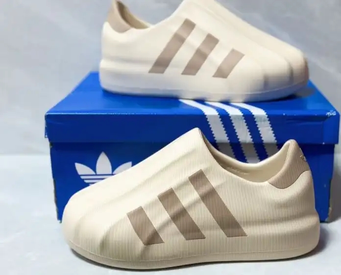 hype Adidas Sneakers