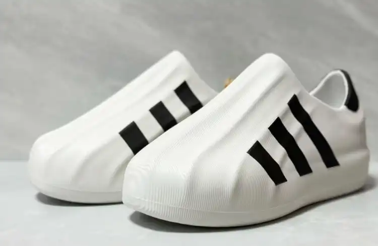 hype Adidas Sneakers