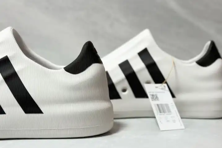 hype Adidas Sneakers