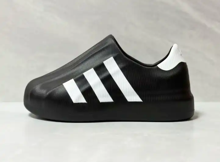 hype Adidas Sneakers