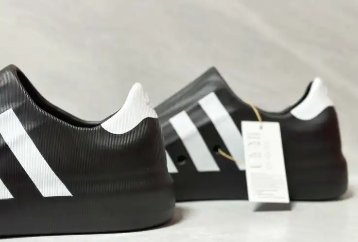 hype Adidas Sneakers