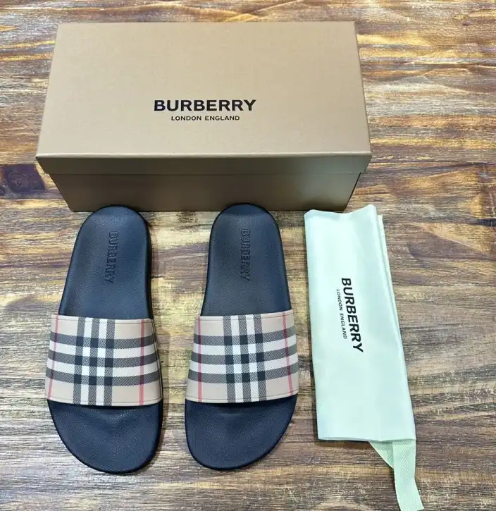 hype Burberry Slippers