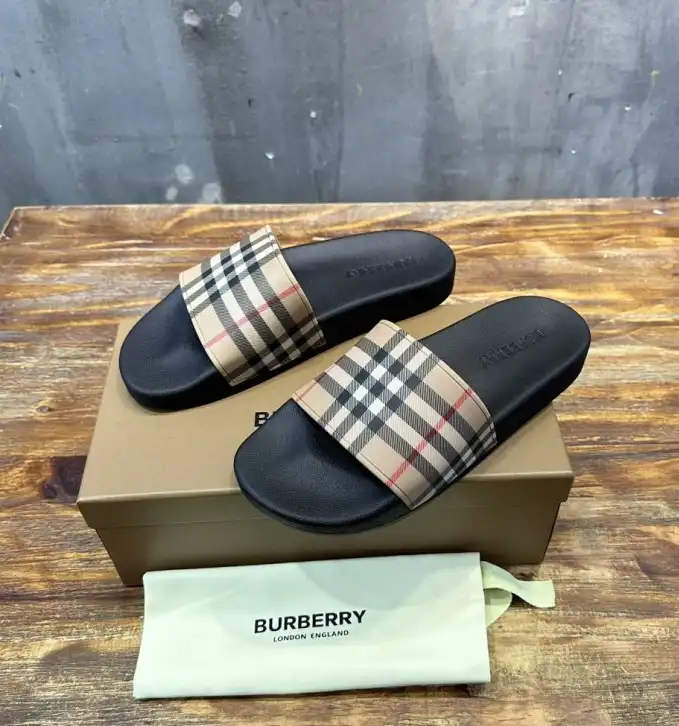 hype Burberry Slippers