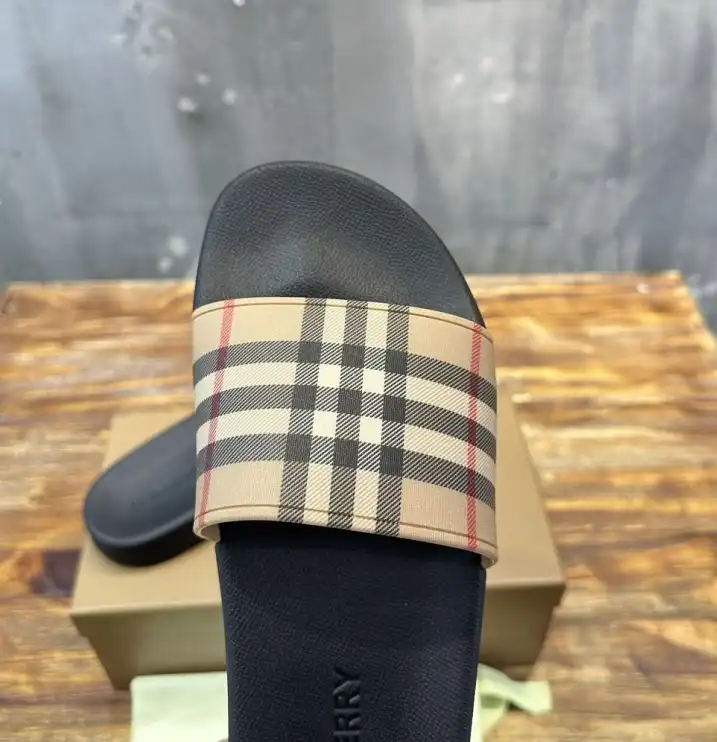 hype Burberry Slippers