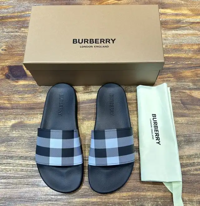 hype Burberry Slippers