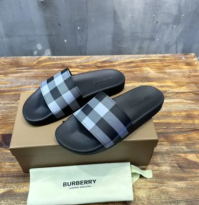 hype Burberry Slippers