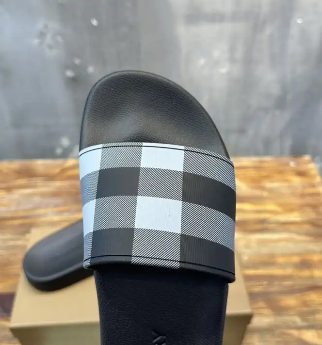 hype Burberry Slippers