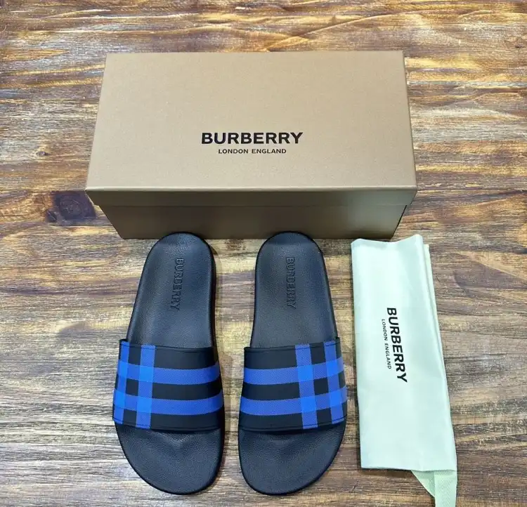 hype Burberry Slippers