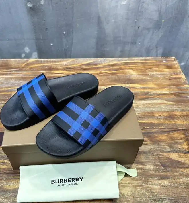 hype Burberry Slippers