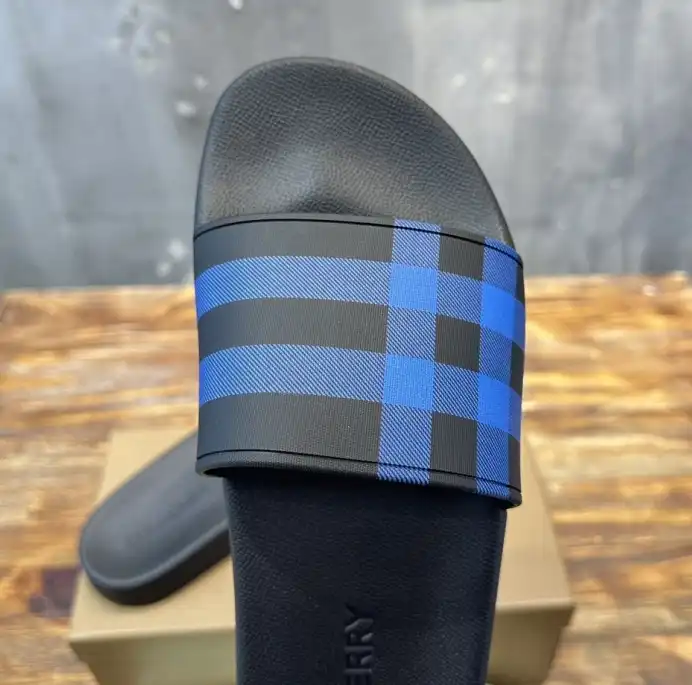 hype Burberry Slippers