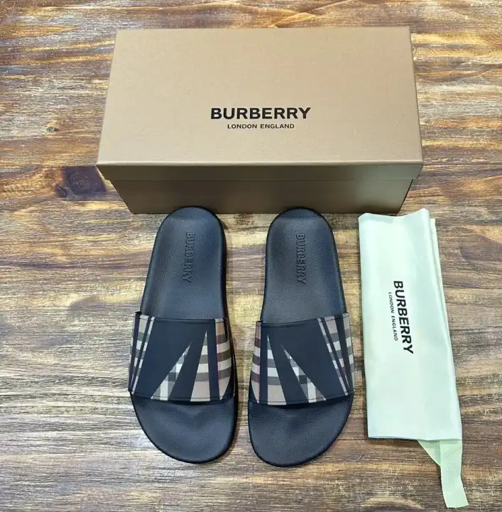 hype Burberry Slippers