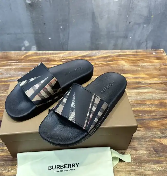 hype Burberry Slippers