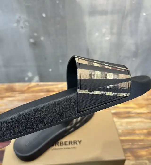 hype Burberry Slippers