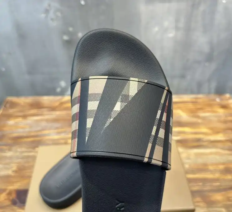 hype Burberry Slippers