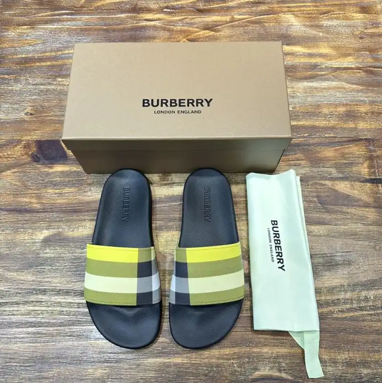 hype Burberry Slippers