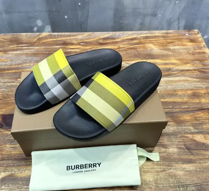 hype Burberry Slippers