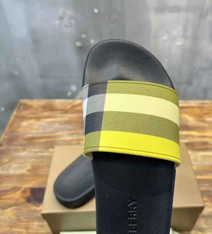 hype Burberry Slippers