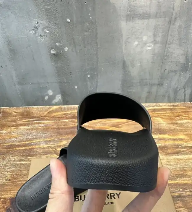 hype Burberry Slippers