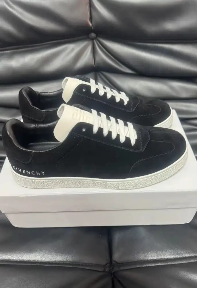 hype Givenchy Sneakers