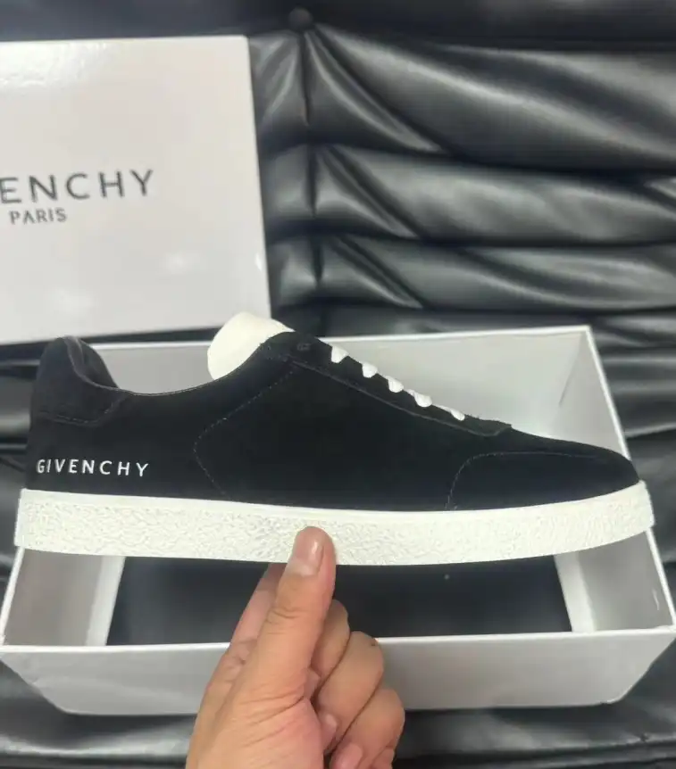 hype Givenchy Sneakers