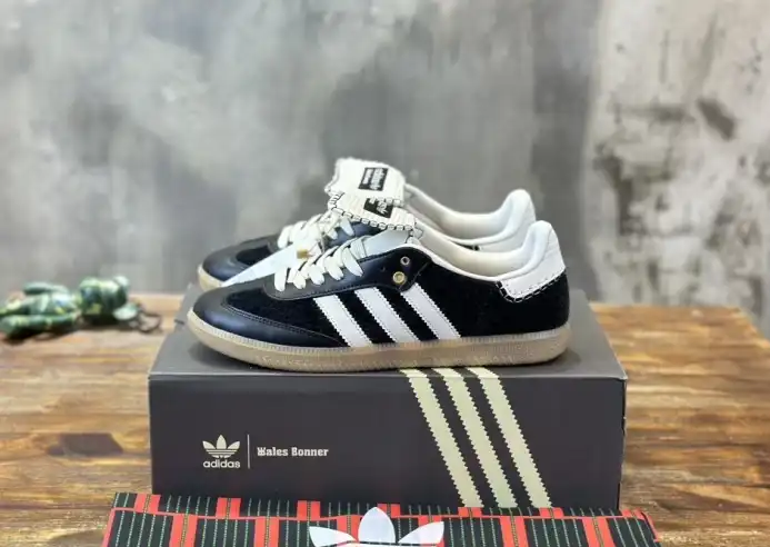 hype Adidas Sneakers