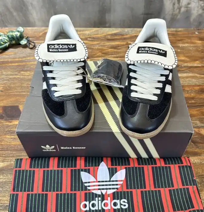 hype Adidas Sneakers