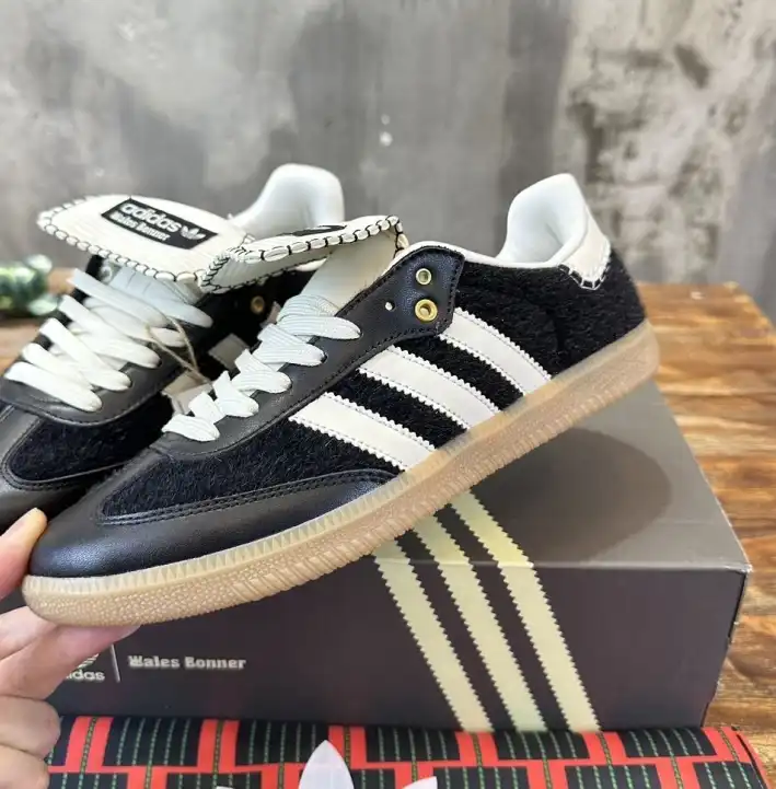 hype Adidas Sneakers