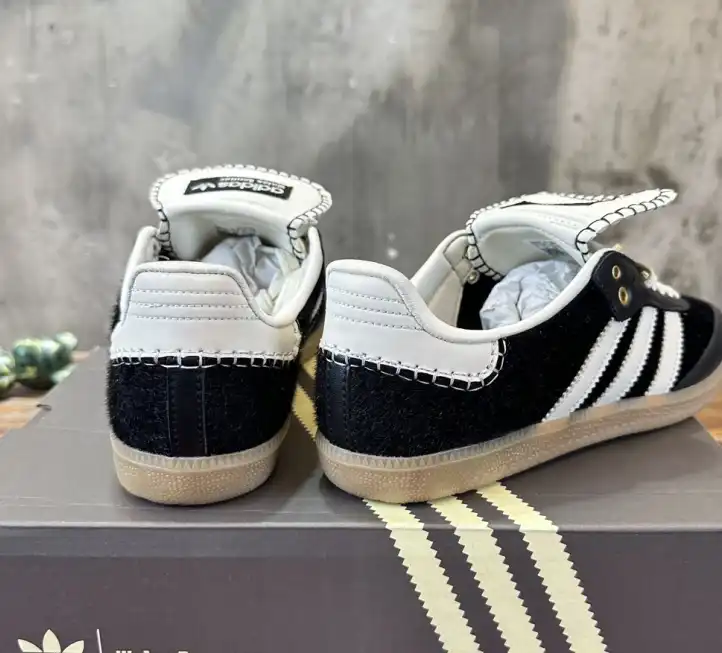 hype Adidas Sneakers