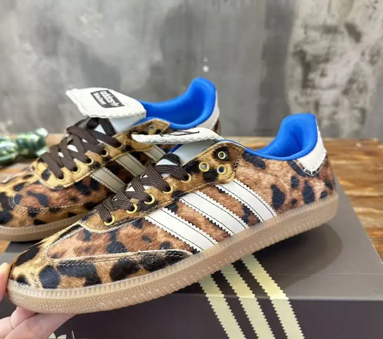 hype Adidas Sneakers