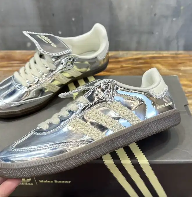 hype Adidas Sneakers