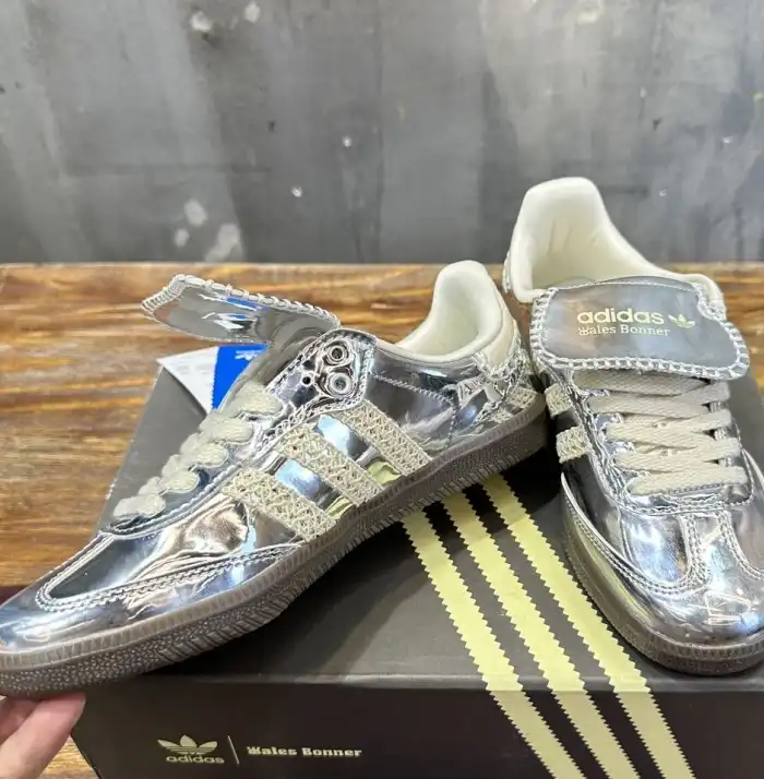 hype Adidas Sneakers