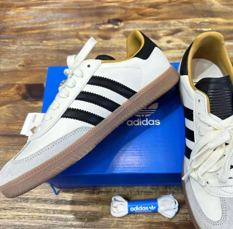 hype Adidas Sneakers