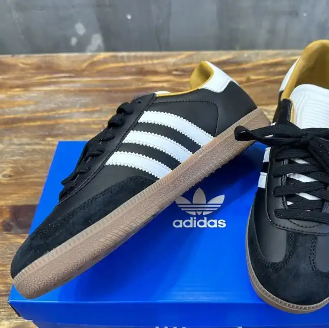 hype Adidas Sneakers