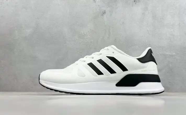 hype Adidas Sneakers