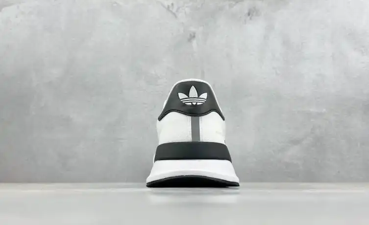 hype Adidas Sneakers