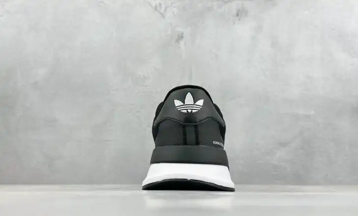 hype Adidas Sneakers