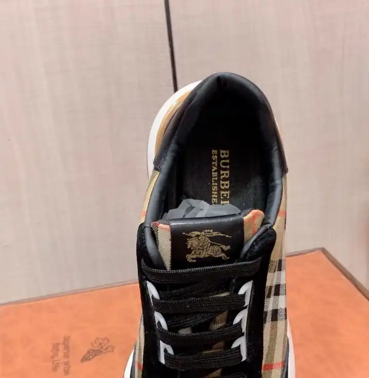 hype Burberry Sneakers