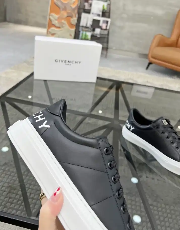 hype Givenchy Sneakers